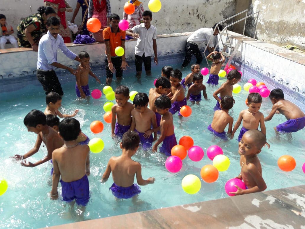 Childrens in Pool